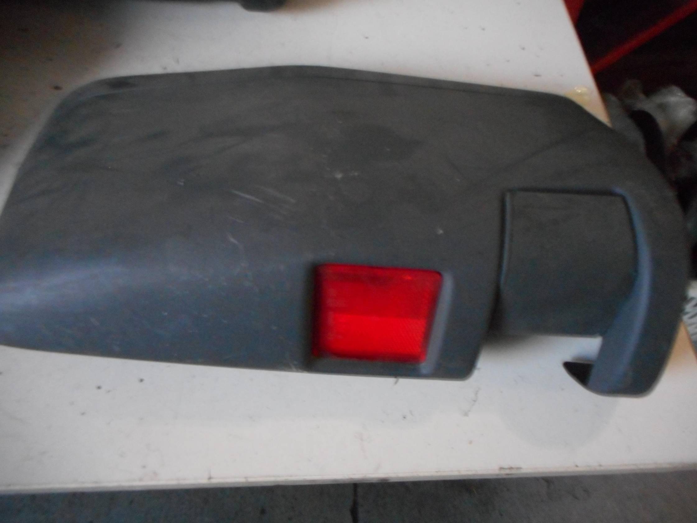 Paraurti post. lat. sx.